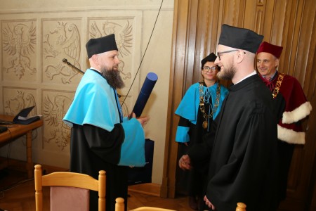 dr Marek Placiński wraz z promotorem prof. dr. hab. Przemysławem Żywiczyńskim. Kliknij, aby powiększyć zdjęcie.
